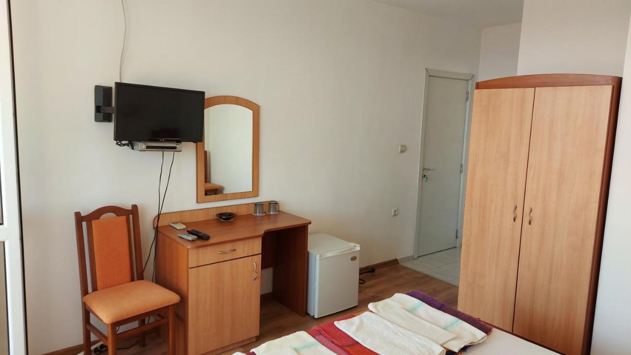 Guest House Rona - Free Parking And Sea View Sveti Vlas Bagian luar foto