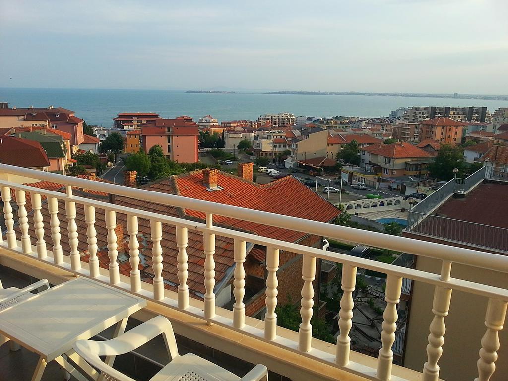Guest House Rona - Free Parking And Sea View Sveti Vlas Bagian luar foto